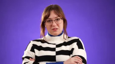 Sıkıcı alkışların portresi. Alkışlar alkışlar. Morarmış arka planda izole edilmiş, stüdyoda fotokopi alanı olan 20 'li yaşlardaki kadının sıkıcı ve sönük performansı için alkışlar.