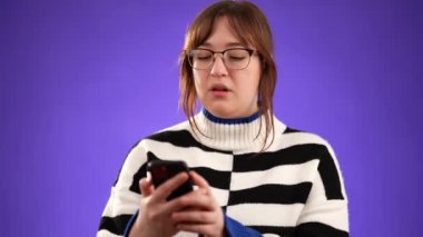 Mor arka planda, iyi haber, ikramiye ya da hediye, kazanan ya da fırsat kollayan kadının heyecanlı yüzü. Kazanan heyecanlı kişinin portresi, indirim.