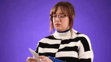 Kızgın iş kadını, mektupta kötü haberler okuyarak zarfı açıyor. Yüksek faturalar, işten çıkarma bildirimi, banka borcu, vergi makbuzu veya mor arka planda izole edilmiş bir hata hakkında hayal kırıklığına uğramış hissediyor