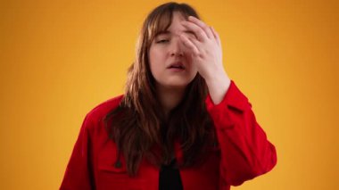 Bakış açısına göre, 20 'li yaşlarda güzel bir kadın, aynaya bakıyor saçlarını düzeltiyor, süsleniyor, fotokopi alanı, katı sarı arka planda ağır çekimde izole ediliyor.