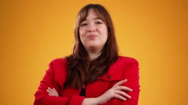 Gülümseyen mutlu genç hippi kadının portresi. 20 'li yaşlarda, sarı arka planda izole edilmiş, fotokopi stüdyosunda ağır çekimde.