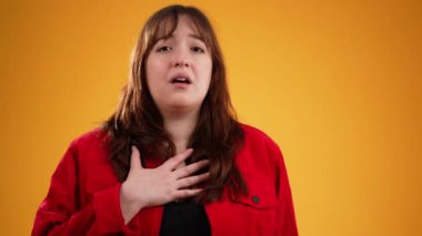 Genç, güler yüzlü, mutlu, 20 'li yaşlarda kırmızı ceket giyen bir kadın bana kim olduğunu sorar. Halk yaşam tarzı konsepti