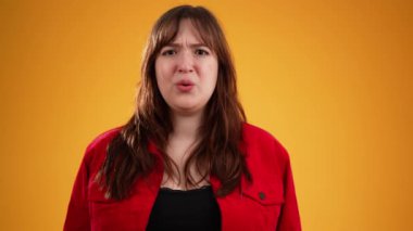 Genç, güler yüzlü, mutlu, 20 'li yaşlarda kırmızı ceket giyen bir kadın bana kim olduğunu sorar. Halk yaşam tarzı konsepti