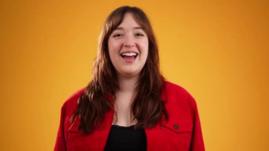 Genç bir kadın kırmızı ceket giyiyor. Etrafına bir bak. El salla, el ele karşıla..