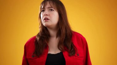 Genç bir kadın kırmızı ceket giyiyor. Etrafına bir bak. El salla, el ele karşıla..