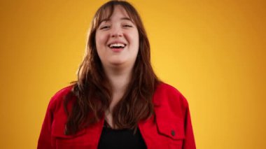 Çekici genç kadın portresi 20 'li yaşlarda gülümseyen mutlu bir gülümseme sergiliyor sarı arka plandaki stüdyo fotoğrafında fotokopi alanı ile izole edilmiş