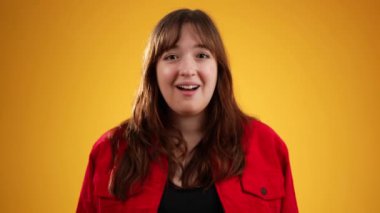 Gülümseyen güzel bir kızın portresi. 20 'li yaşlarda mutlu mutlu bir kadının kırmızı ceket giymesi. Bana sorar mısın?.