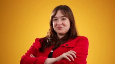 Mutlu 20 'li yaşlarda, sarı arka planda izole edilmiş, stüdyoda fotokopi alanı olan mutlu, gülen genç bir hippi kadının portresi.