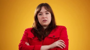 Sıkıcı alkışların portresi. Alkışlar alkışlar. Sıkıcı ve sönük 20 'li yaşlarda, sarı arka planda izole edilmiş bir kadının performansı için alkışlar.