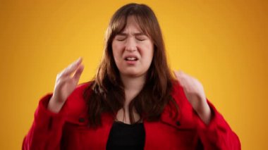 Hasta baş ağrısı migreni portresi. 20 'li yaşlarda, sarı arka plan stüdyosunda izole edilmiş güzel bir kadın. Ellerini baş masajına koy