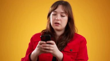 Sarı arka planda, iyi haber, ikramiye ya da hediye kutlaması için izole edilmiş, kazanan ya da fırsat kollayan kadının heyecanlı yüzü. Kazanan heyecanlı kişinin portresi, indirim.