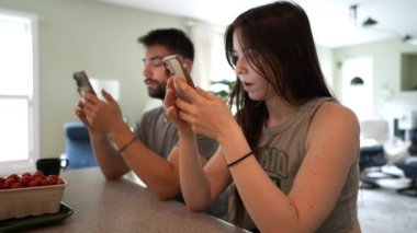 Kamera, genç çiftin evdeyken mesajlaşmalarını ve telefon kullanmalarını geniş açıdan görüntüler..