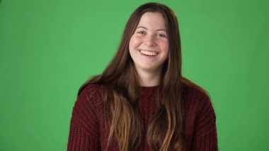 Kadın yüzünün yakın profili, gri mavi gözlerini kapatan kız, çekici. Çilli doğal bir güzellik. Göz kamaştırıcı, uzun kirpikleri ve çekici bir görünüşü var. yavaş çekim.