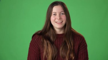 Kadın yüzünün yakın profili, gri mavi gözlerini kapatan kız, çekici. Çilli doğal bir güzellik. Göz kamaştırıcı, uzun kirpikleri ve çekici bir görünüşü var. yavaş çekim.