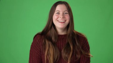 Kadın yüzünün yakın profili, gri mavi gözlerini kapatan kız, çekici. Çilli doğal bir güzellik. Göz kamaştırıcı, uzun kirpikleri ve çekici bir görünüşü var. yavaş çekim.