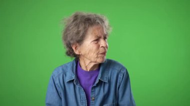 Sinirli, sinirli, yaşlı, yaşlı bir kadının portresi. 