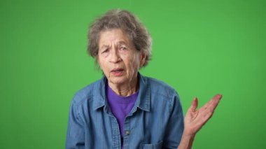Mutsuz, asabi, sinirli, yaşlı, yaşlı, yaşlı bir kadın. Cildi buruşuk, saçları kırış kırış ve elleri gri.
