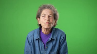 Kızgın, sinirli, sinirli, sinirli, yaşlı, yaşlı, yaşlı bir kadın. Cildi buruşuk, saçları gri, kulakları kapalı. Kulakları kulakları kapalı.