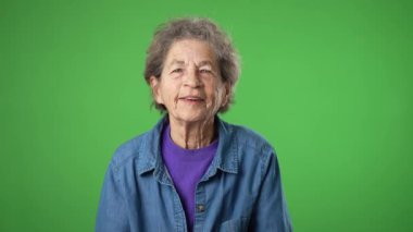 Komik, mutlu, yaşlı, yaşlı, buruşuk tenli, gri saçlı, gülümseyen ve bağıran yaşlı bir kadının portresi..