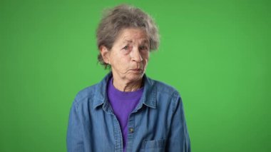 Komik, mutlu, yaşlı, yaşlı, buruşuk tenli, gri saçlı, gülümseyen ve bağıran yaşlı bir kadının portresi..