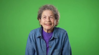 İki baş parmak yukarı gülümseyen, yaşlı yaşlı bir kadının mutlu portresi kırışık ciltli ve gri saçlı fotokopi çekilen yeşil ekran arka planında izole edilmiş..