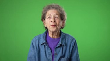 Sanal sarılma, mutlu gülümseyen yaşlı kadın portresi, kırışık cilt ve yeşil perde arkasında izole edilmiş gri saçlar..