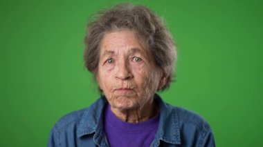 Yavaş çekim sinirlendi umutsuzluğa. Yaşlı yaşlı bir kadının hava portresiyle kaldırılan eller üzgün. 80 'ler yeşil ekran arka planında izole edilmiş..