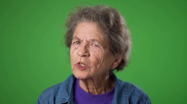 Umutsuzluğa kapılmış ağır çekim yaşlı bir kadının komik portresini altüst etti. 80 'ler yeşil ekran arka planında izole edilmiş..