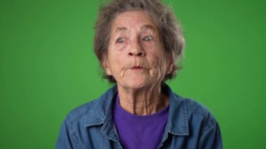 Kapalı çekimde yaşlı, buruşuk derili ve gri saçlı yaşlı bir kadının dişsiz portresi stüdyoda büyük başarı yakaladı. İnsan duyguları kavramı