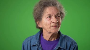 Kapalı çekim komik portre mutlu gülümseyen dişsiz yaşlı yaşlı kadın kırışık cilt ve yeşil perde arkasında gri saçlar.
