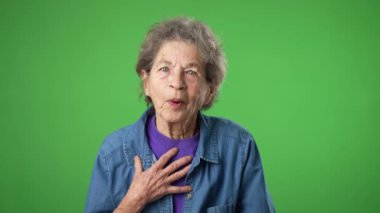 Bilgisayar ekranının POV 'u, yaşlı yaşlı bir kadının görüntülü konuşma portresi veya yeşil ekranda izole edilmiş webcam ile doktorla konuşması.