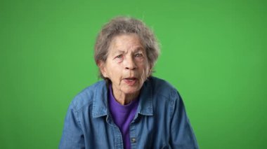 Düşünceli yaşlı yaşlı kadın portresi buruşuk derili ve gri saçlı beklenen başarısızlık yeşil ekran arka plan stüdyosunda izole edilmiş.