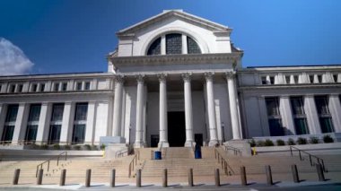 Washington, DC 'deki Smithsonian Doğal Tarih Müzesi' ne açık mavi gökyüzü ile Steadicam akın etti..