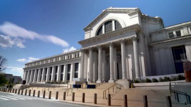 Washington, DC 'deki Smithsonian Doğal Tarih Müzesi' ne açık mavi gökyüzü ile Steadicam akın etti..