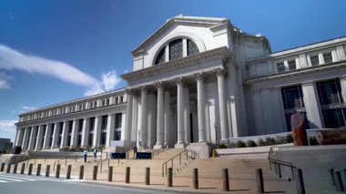 Washington, DC 'deki Smithsonian Doğal Tarih Müzesi' ne açık mavi gökyüzü ile Steadicam akın etti..