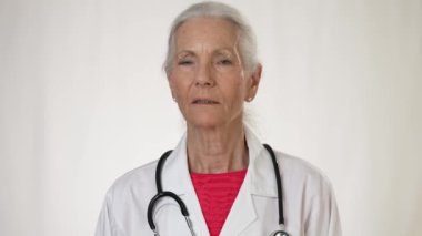 Hafif gülüşlü endişeli yaşlı kadın portresi.