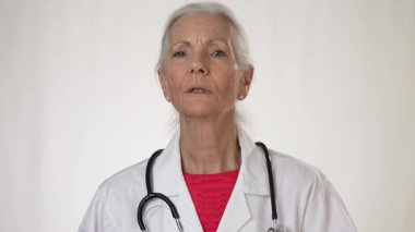 Hafif gülüşlü endişeli yaşlı kadın portresi.