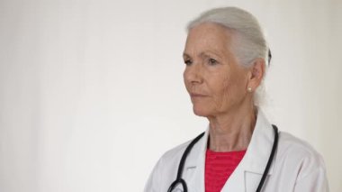 Hafif gülüşlü endişeli yaşlı kadın portresi.