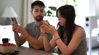 Konuşan ve bilgi paylaşan genç çiftlerin telefonlarıyla konuşan ve evlerinde mesaj atan çiftlerin yakınlaşması..