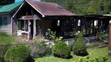 Whitesville, WV, ABD - 09 03 2019: Güney Batı Virginia 'da terk edilmiş evler ve kapalı dükkanlar gösteren bir kömür madencilik kasabası.