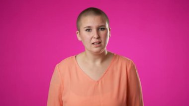 Çift cinsiyetli olmayan genç hippi kadın portresi 20 'li yaşlarda pembe arka plan stüdyosunda el yapımı öksürüyor. Sağlıklı hastalıklar kötü hastalıklar soğuk sezon salgın hastalık salgını virüsü konsepti