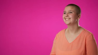 Çift cinsiyetli olmayan genç bir kadının portresi 20 'li yaşlarda harika anıları hatırlar. Pembe stüdyo resminde izole edilmiş.