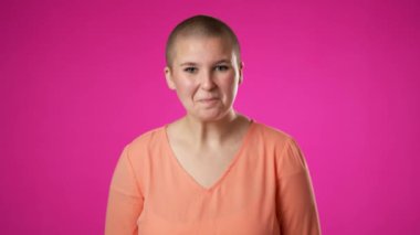 Çift cinsiyetli olmayan mutlu genç kadın kendini gösteren kameraya bak başını salla evet, pembe arka plan stüdyo resmine izole edilmiş. Portre yaşam tarzı konsepti