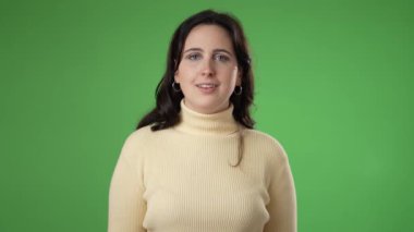 Gülümseyen mutlu genç hippi kadın portresi. 20 'li yaşlarda. Stüdyoda fotokopi odası olan yeşil ekranda izole edilmiş.