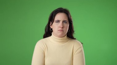Kızgın ümitsizliğin portresi, yeşil ekranda izole edilmiş 20 'li yaşlardaki genç bir kadının üzgün portresi..