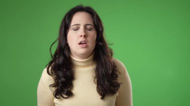 20 'li yaşlarda, yeşil ekranda izole edilmiş güzel bir kadının yumruklanmış portresi yüzünden kızgın umutsuz..
