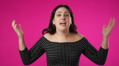 Kızgın, korkmuş 20 'li yaşlarda genç bir kadın ellerini başının üstüne koyup çığlık çığlığa ağlıyordu. Neden bana pembe arka plan stüdyosunda tecrit edildiğimi soruyordu. Halk yaşam tarzı konsepti.