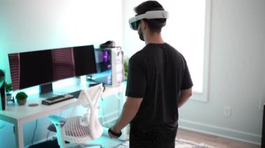 Charlottesville, VA, ABD - 08 11 2024: Sanal gerçeklik kulaklığı takan bir adam, etrafındaki artırılmış gerçeklik dünyasını keşfeder..
