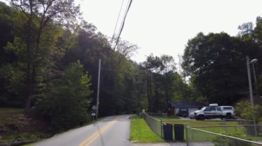 WV, Whitesville 'in dışında Batı Virginia' da kırsal bir çukurda köy yolları..