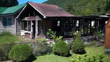 Whitesville, WV, ABD - 09 03 2019: Güney Batı Virginia 'da terk edilmiş evler ve kapalı dükkanlar gösteren bir kömür madencilik kasabası.